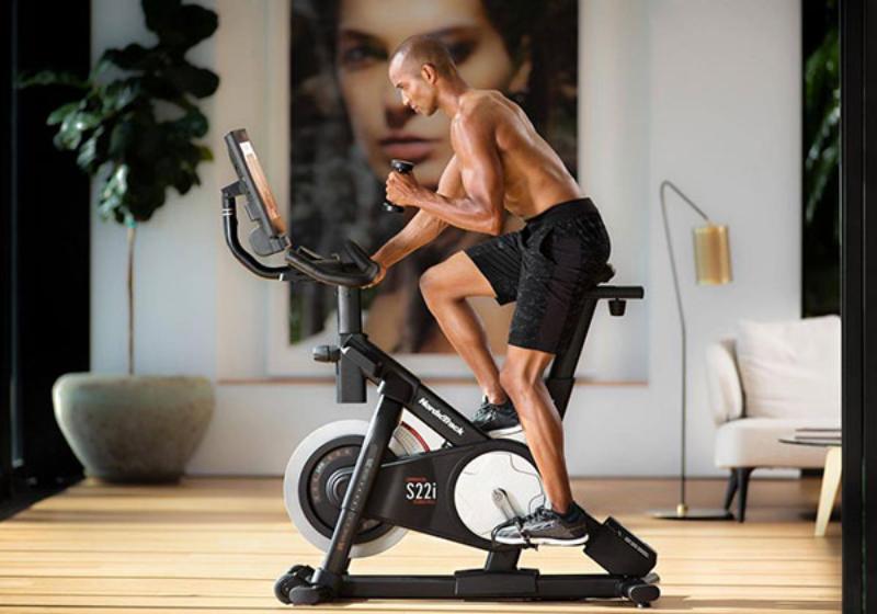 Tập Cardio với xe đạp tập