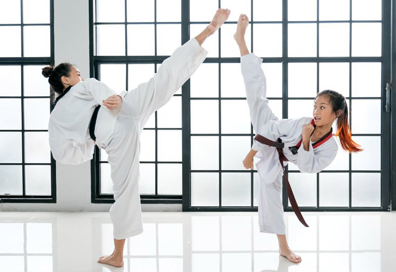 Tập động tác đá trong môn võ Taekwondo