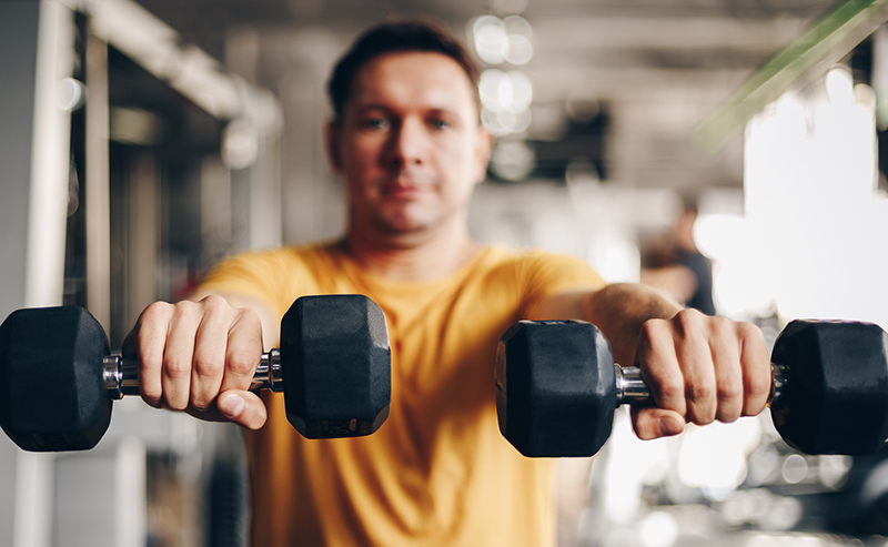 Tập Dumbbell Front Raise đúng kỹ thuật