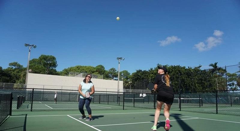 Hậu quả của lỗi đánh bóng pickleball ra ngoài sân