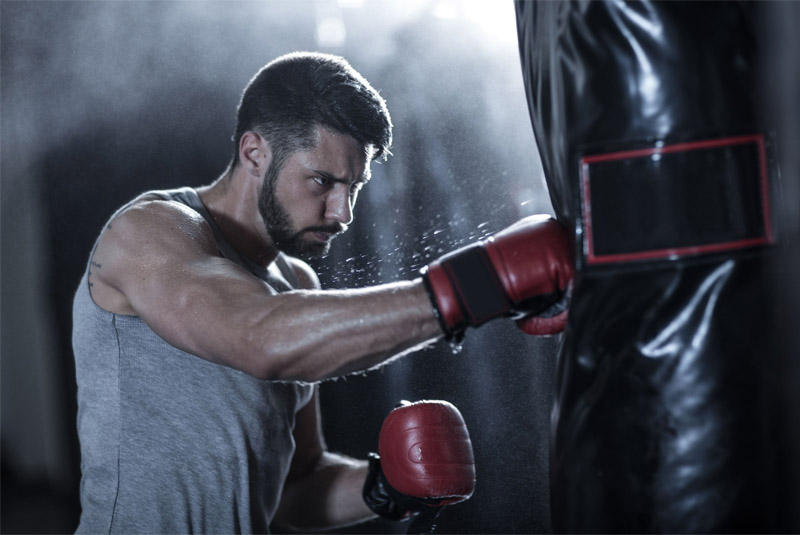 Bài tập né đòn với bao cát rất dễ thực hiện khi tập boxing