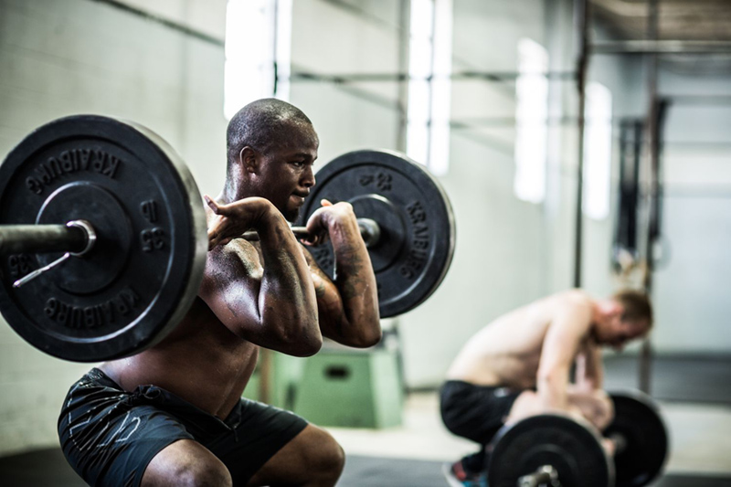 Tập squat với tạ giúp săn chắc cơ bắp hiệu quả