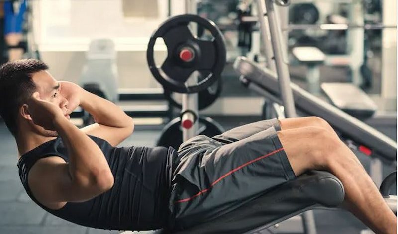 Tập với ghế tập bụng