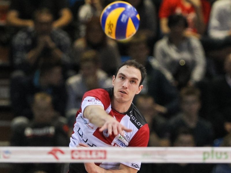 Tay đập bóng chủ lực của đội tuyển Serbia Marko Ivović