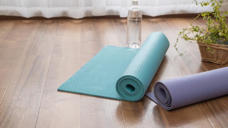 Thảm tập yoga hỗ trợ cho bài tập plank