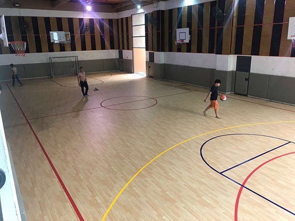 thi cong san the thao tai truong marie curie 3