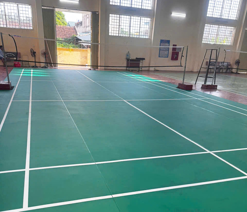Thi công thảm sân cầu lông
