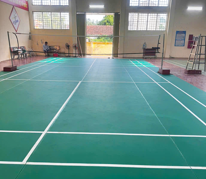 thi cong tham san cau long