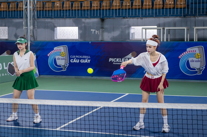 Thi đấu pickleball đôi