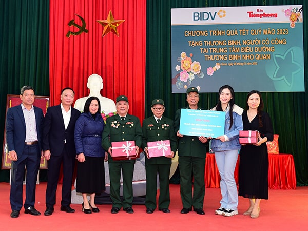 Công ty TNHH Thiên Trường tặng quà thương binh