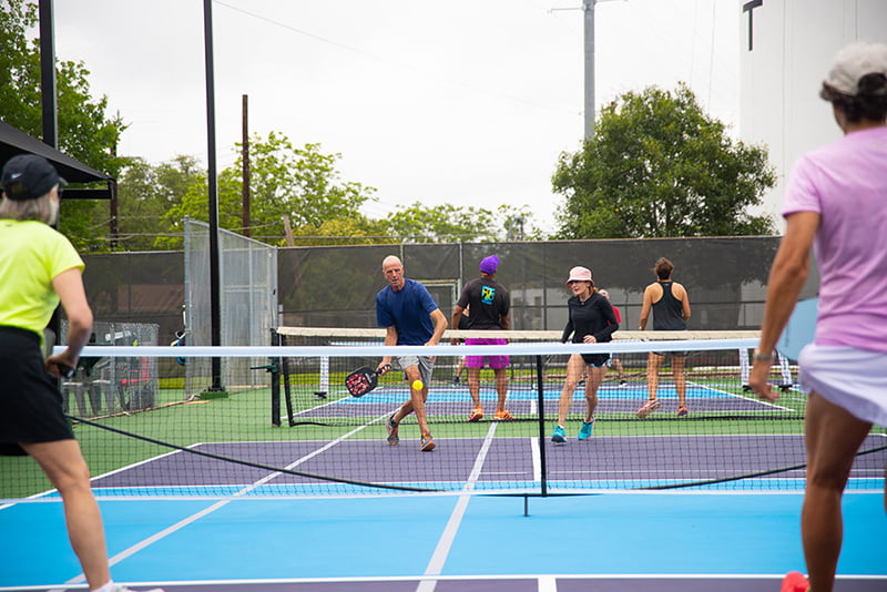 Thực hiện kỹ thuật reset pickleball