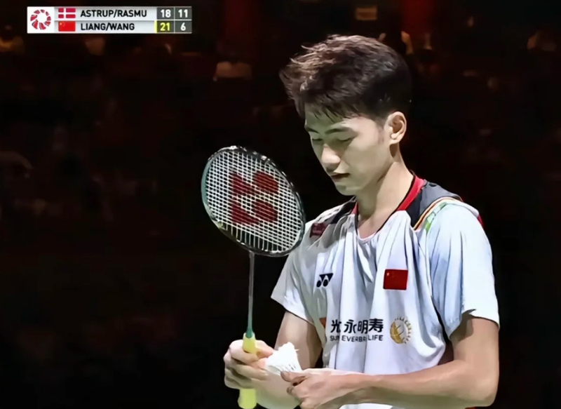 Tuyển thủ cầu lông chuyên nghiệp sử dụng vợt Yonex