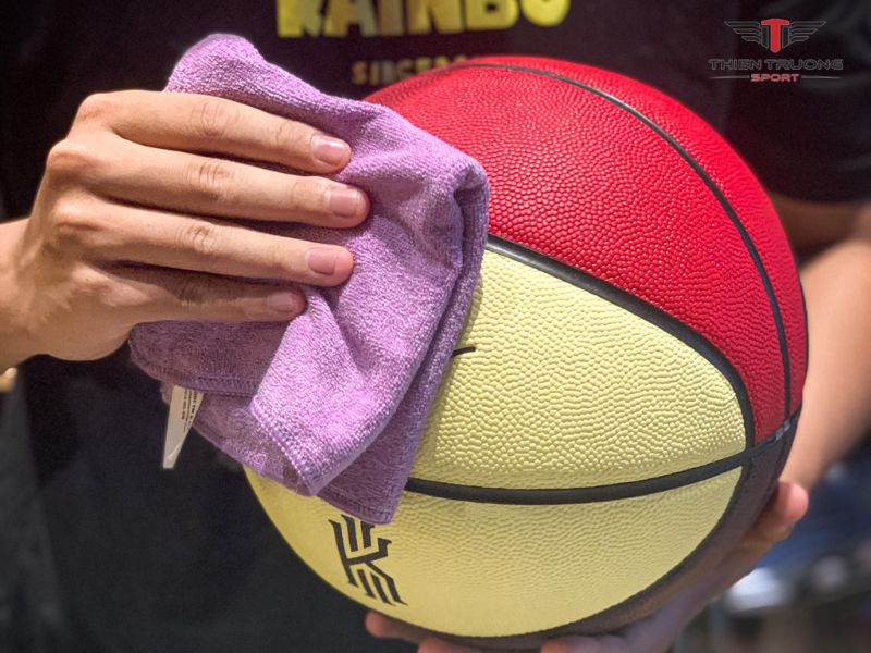 Hướng dẫn vệ sinh quả bóng rổ đúng cách
